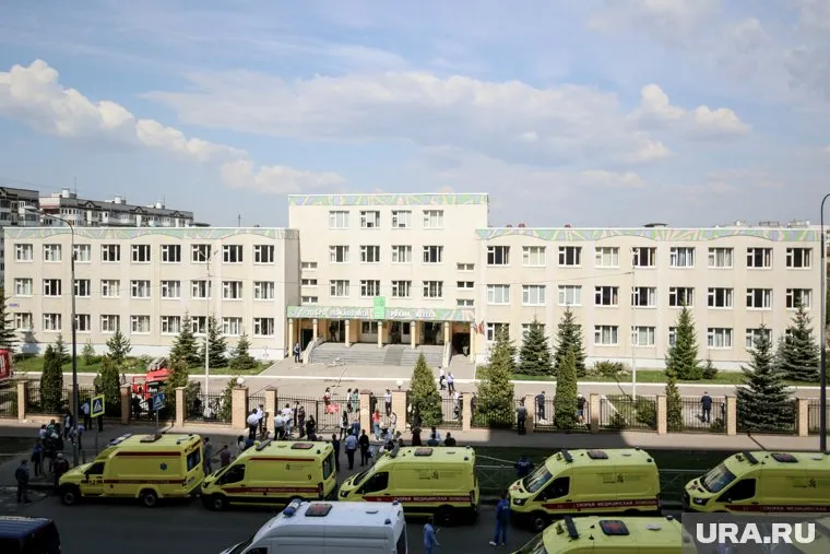 В результате стрельбы в казанской гимназии № 175 погибли девять человек, среди которых два учителя