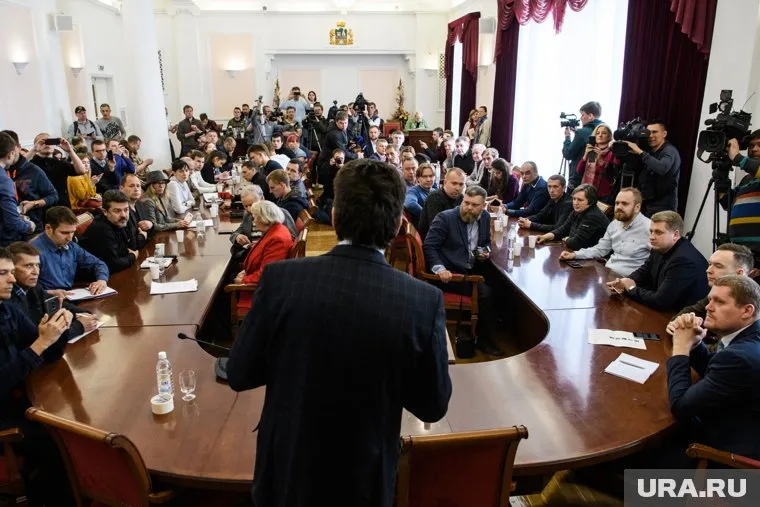 Один из пришедших на встречу говорит о референдуме