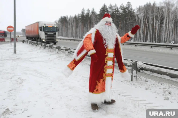 Каждый может подвезти Деда Мороза до детей