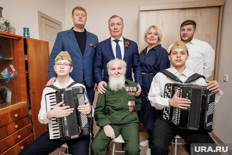 Музыканты сыграли ветерану песни военных лет