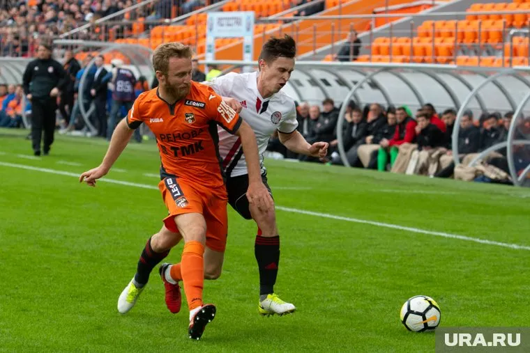 Вараздат Ароян (на фото слева) перешел к прямым конкурентам ФК «Урал»