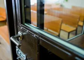 Свердловчанина, чья дочь задохнулась в кроватке, посадят на 15 суток