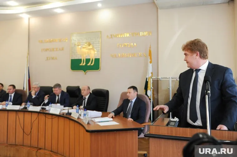 Владимир Елистратов (справа) на этой неделе представит новую структуру мэрии депутатам гордумы