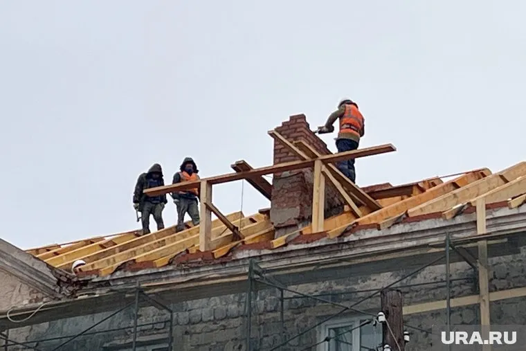 Предварительно, причиной происшествия стал взрыв газового баллона во время ремонта крыши