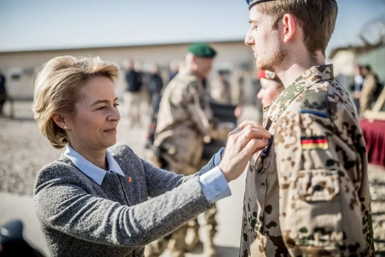 Министр обороны ФРГ Урсула фон дер Ляйен во время посещения немецкой базы Мазари-Шарифе в Афганистане (2013 год): фото