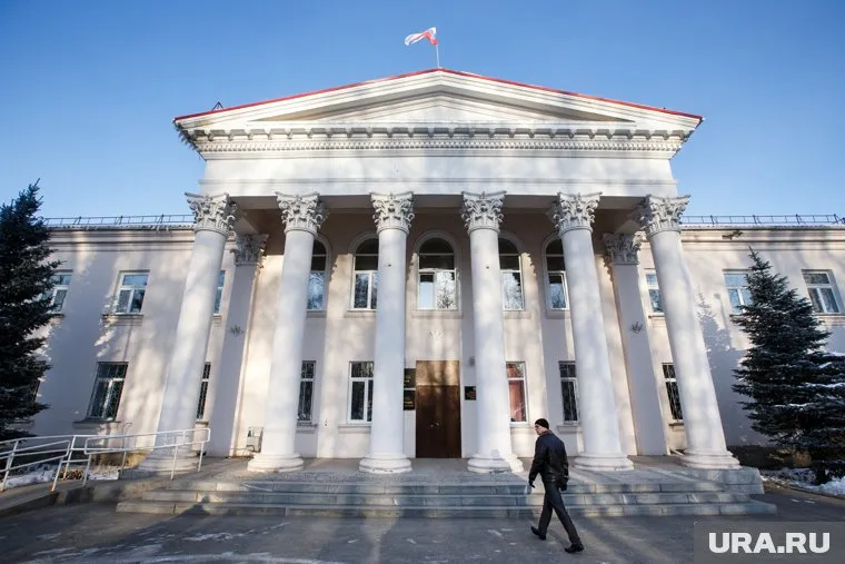 Кризис начался, когда по решению думы не переизбрали Ивана Карташова