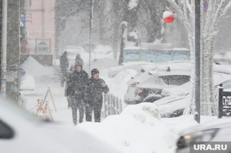 В ХМАО на большом количестве дорог введены ограничения скорости из-за снежной бури