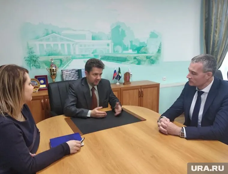 Павел Мартьянов (в центре) с утра проводит служебное совещание