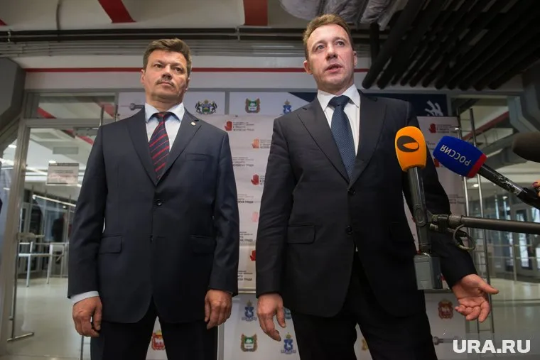 Близость Андрея Ветлужских (слева) к полпреду Игорю Холманских не спасла его от административных атак конкурентов
