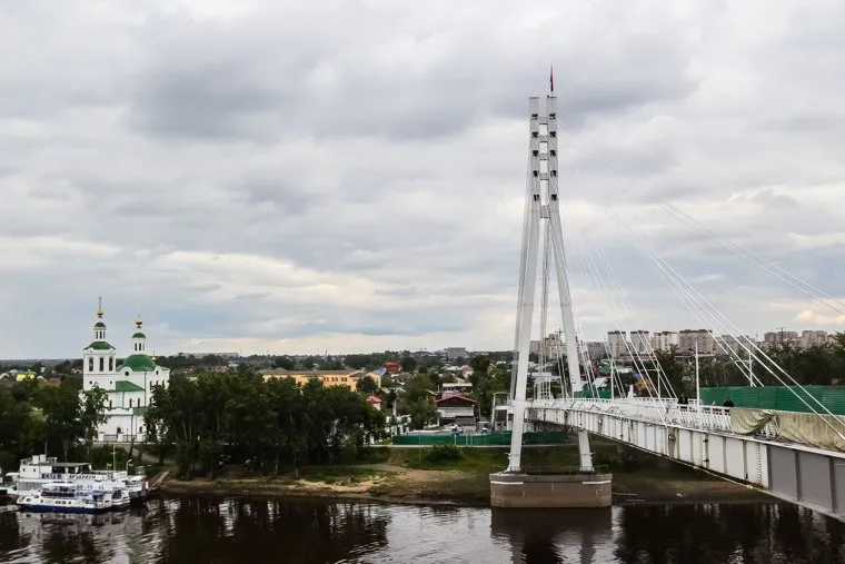 Мост влюбленных и памятник борцам революции. Тюмень, мост влюбленных, мост, река тура