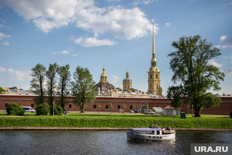 Капсула с письмом находится на самой вершине шпиля