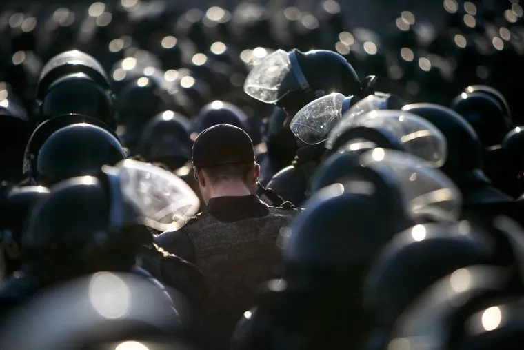 Несанкционированный митинг "Он нам не царь" на Пушкинской площади. Москва, полицейские, шлемы, омон, росгвардия, строй