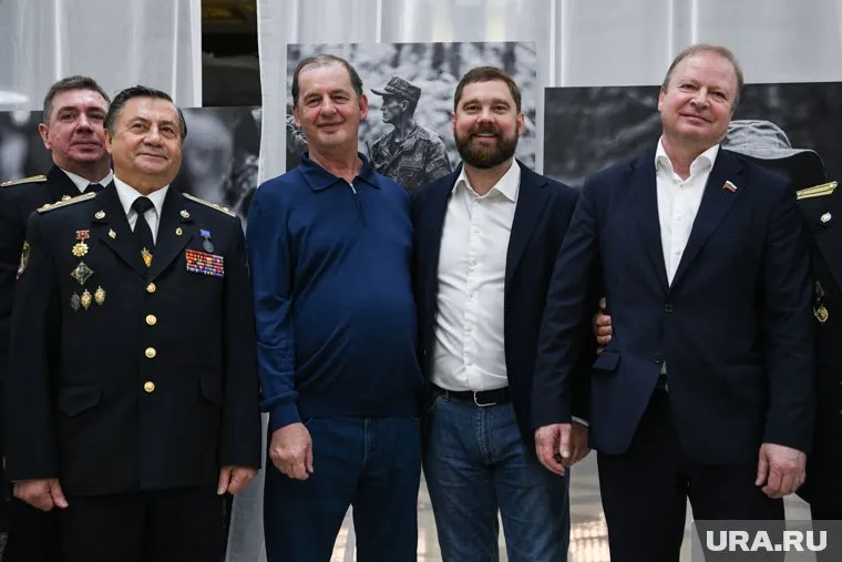 Меценат и бизнесмен Андрей Симановский (в синей рубашке) провел персональную экскурсию для Баринова, Шептия и военных