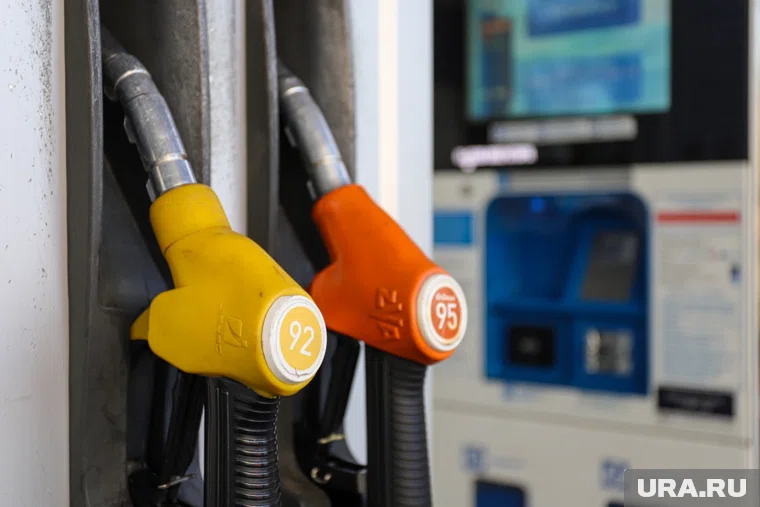 Цена на бензин упали почти на рубль