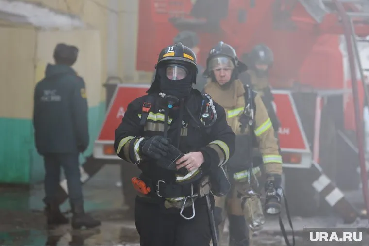 Пожар начался в 17:48 в гаражном кооперативе