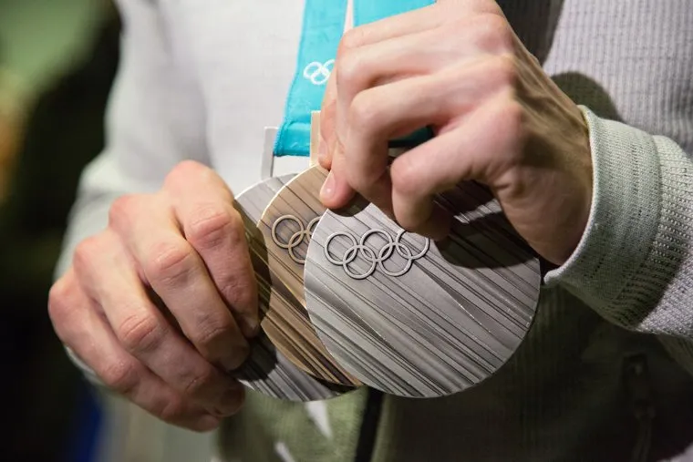 Встреча олимпийских медалистов Дениса Спицова и Александра Большунова в аэропорту. Тюмень