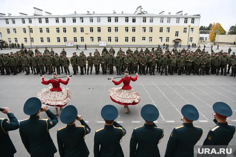 Солдатам также устроили концерт ансамбля (архивное фото)