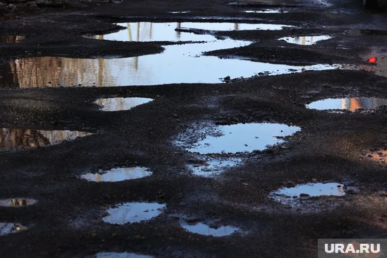 После схода снега ямы заполнились талыми водами
