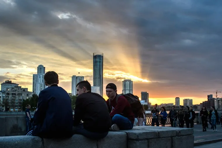 Виды Екатеринбурга, молодежь, набережная городского пруда, город екатеринбург, закат, вечер