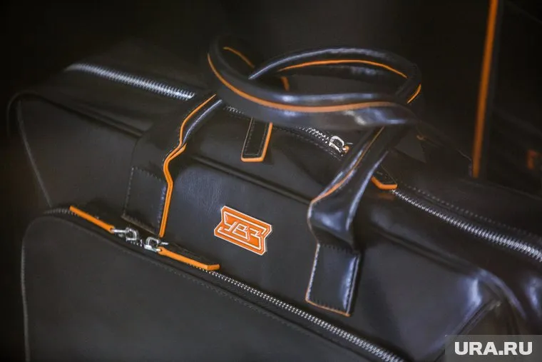 Ребенок нашел травматический пистолет в сумке, с которой пришел его дедушка