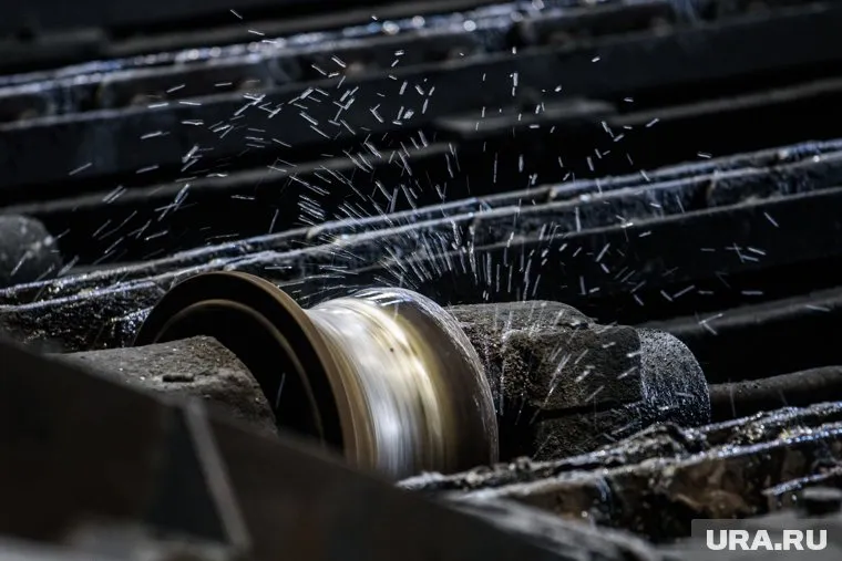 Киевские власти вывозят заводы из Запорожья, заявил Владимир Рогов