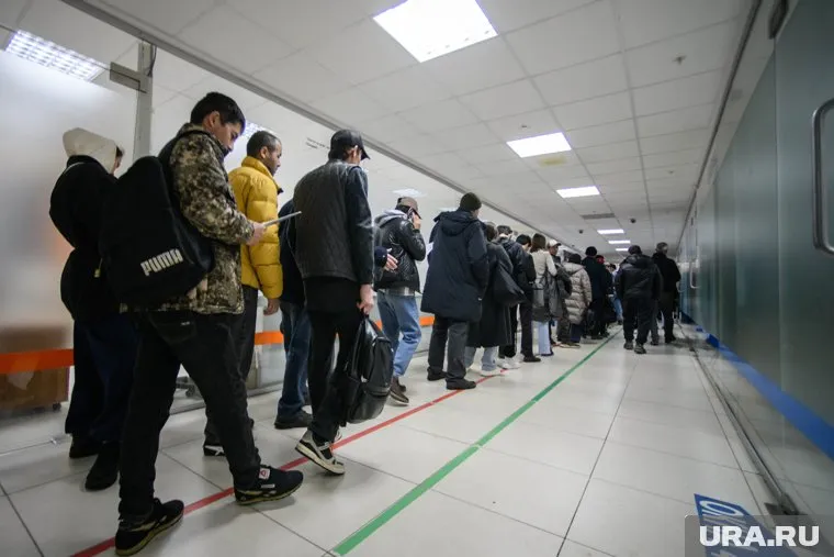 Аксенов призвал запретить выдачу мигрантам паспортов РФ за наличие у них трудовой визы 