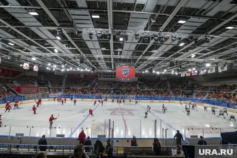 Хоккеисты поддерживают парня, который победил тяжелую болезнь и мечтает снова выйти на лед