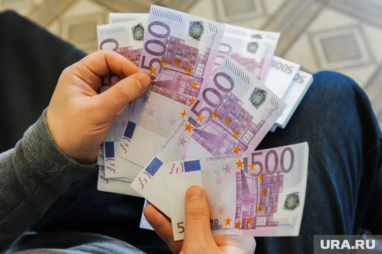 Курс евро на Московской бирже поднялся выше 84 рублей впервые с апреля