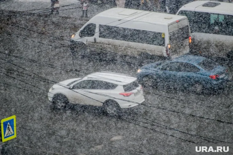 Из-за сильного снегопада водителей просят отказаться от дальних поездок