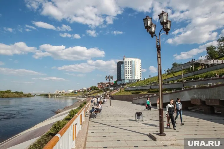 Набережную периодически подтапливает