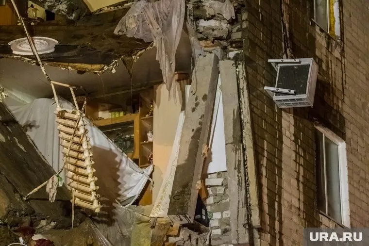 На архивном снимке  - рухнувший дом в Тюмени