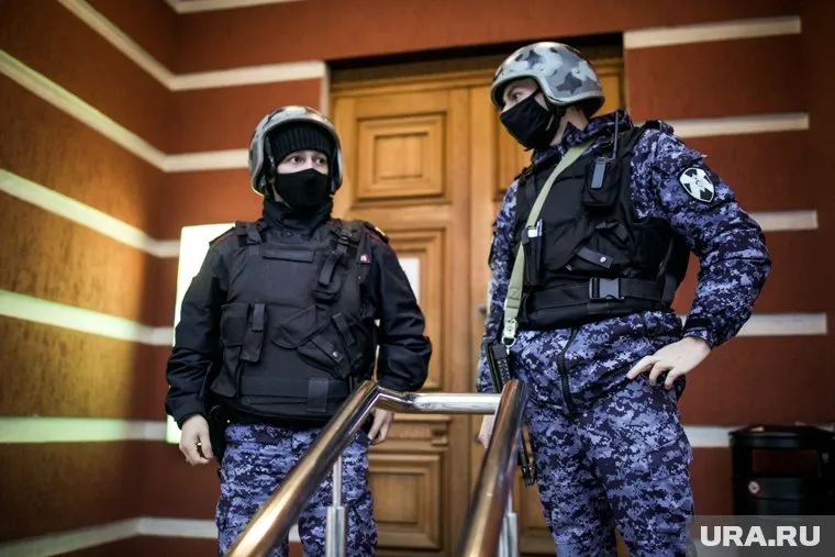 Мужчина требует разговора с главой СК РФ Александром Бастрыкиным