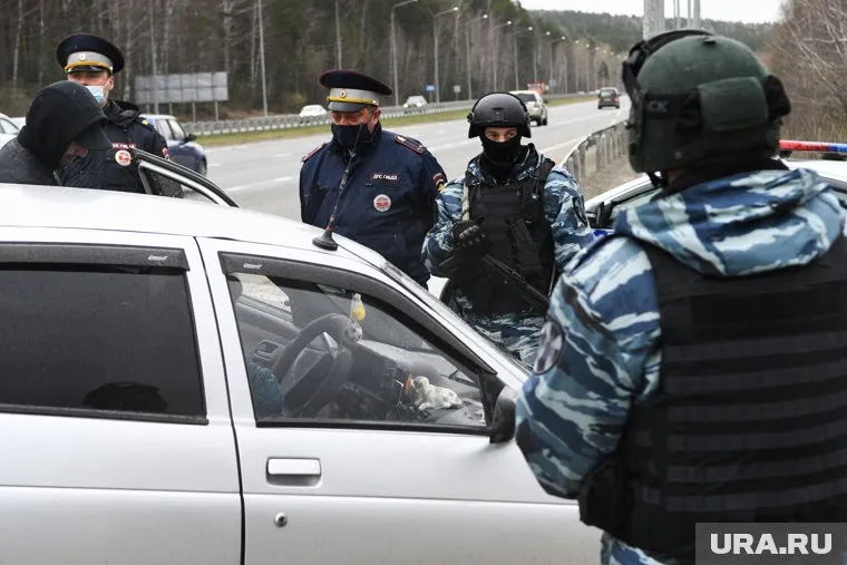 На въезде в сад по-прежнему дежурят силовики