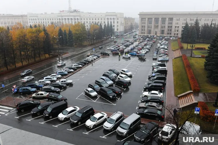 Театральная площадь станет большой платной парковкой