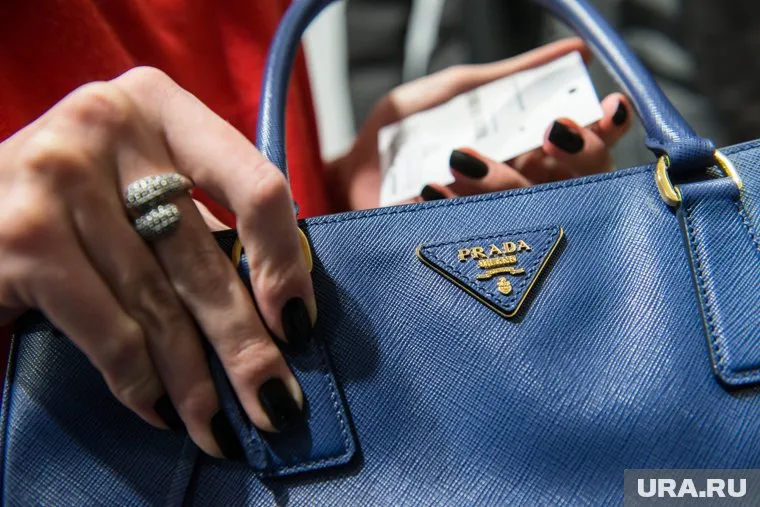 Компания Prada, известная производством люксовой одежды и аксессуаров, приобретет Versace