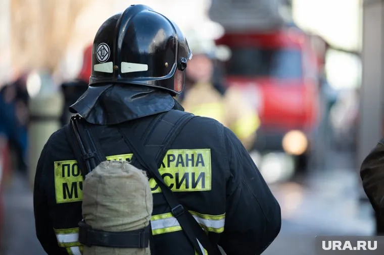 На месте пожара работают более 60 специалистов