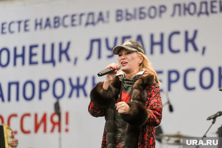 Виктория Цыганова 9 июня выступила на 80-летии Чкаловского района Екатеринбурга