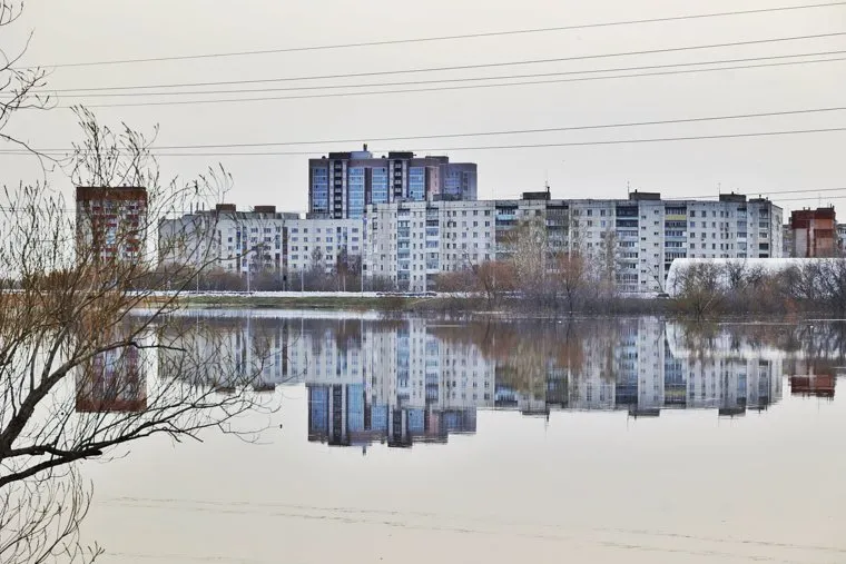 Набережная около памятника Красину. Курган