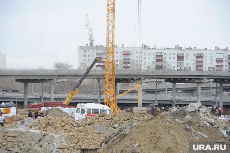 Под бетонщиками провалился настил (архивное фото)