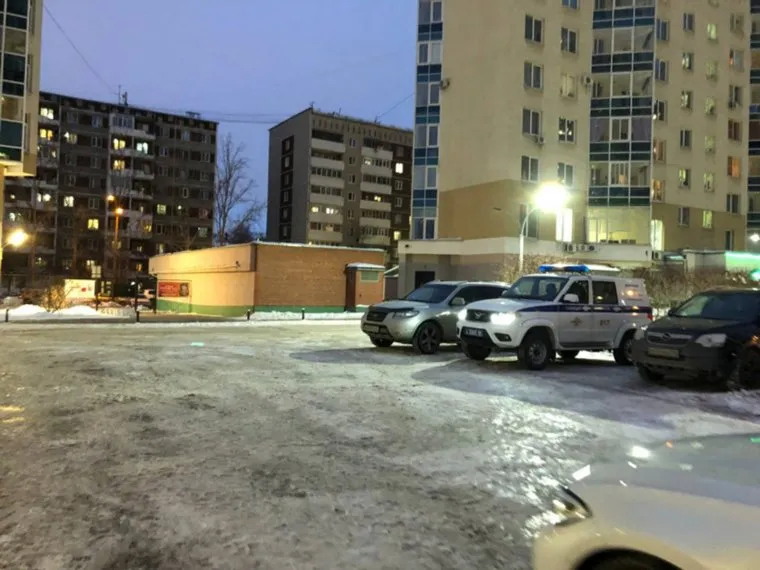 Возле подъезда, где произошло убийство, стоит полицейская машина