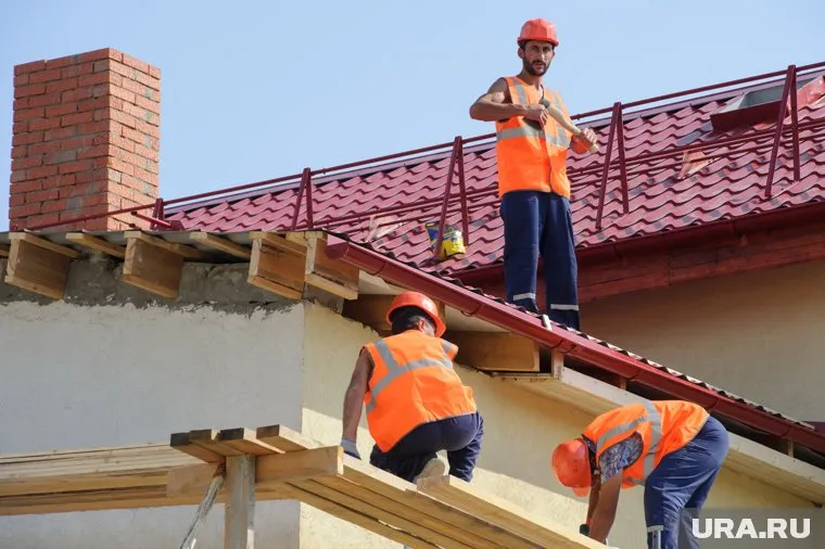 Строитель сорвался со стропильных конструкций и упал на перекрытия в Аксарке (архивное фото)