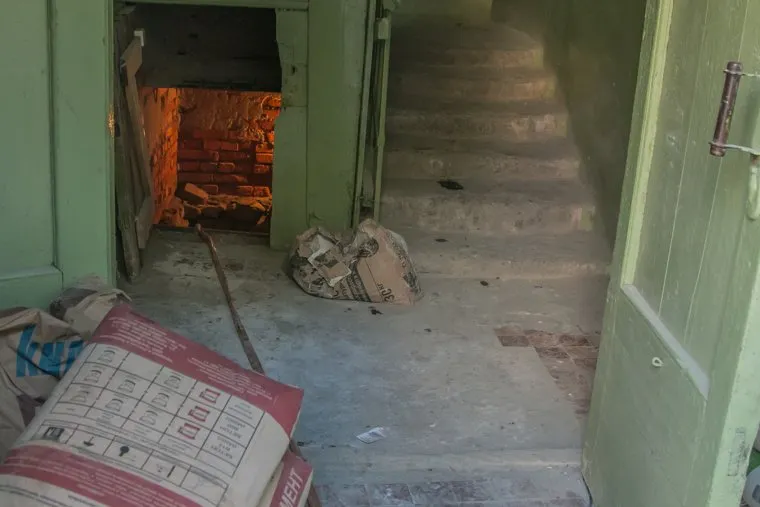 Жилые дома с отделениями полиции на первых этажах. Курган, подъезд дома, мешок с цементом