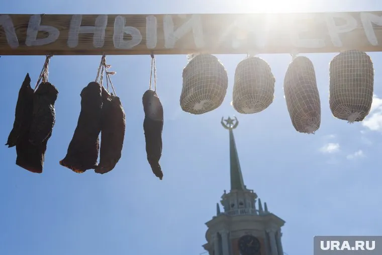 Мясные продукты, представленные в листовках, производит комбинат, ассоциируемый с миллиардером