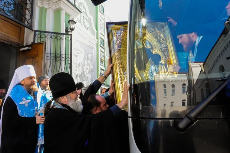 Митрополит Челябинский и Миасский Григорий объехал вокруг Челябинска с чтимым списком Табынской иконы Божией Матери и молитвой об избавлении от вредоносного поветрия (эпидемии коронавируса). Челябинск 