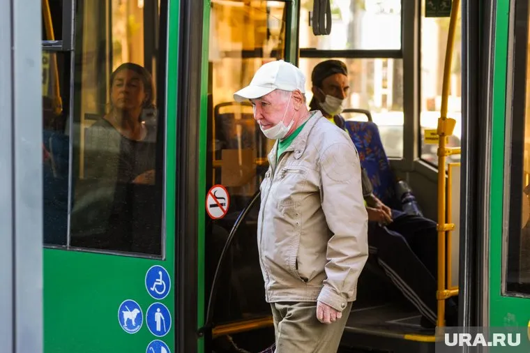Недалеко от Таганского ряда неизвестные скинули с моста брусок и повредили автобус