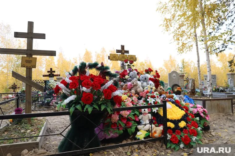Могила убитых детей усыпана игрушками