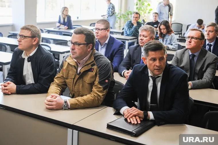 Анатолий Векшин (во втором ряду слева) и Станислав Мошаров (во втором ряду — второй слева) уже сопровождают губернатора Алексея Текслера (в первом ряду слева)