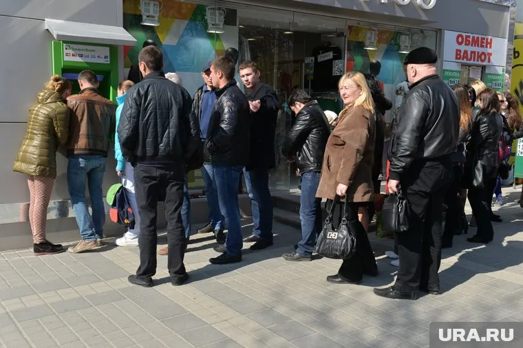 С марта россияне сняли с карт больше денег, чем за весь 2019 год