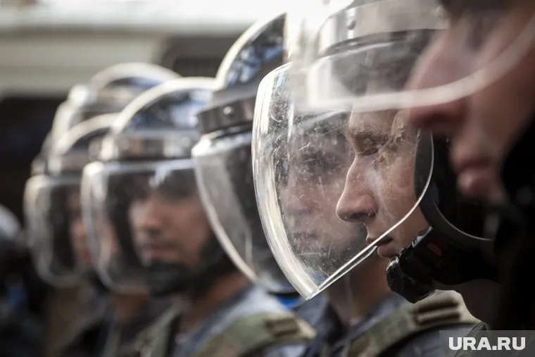 Из здания почему-то выпускают только студентов