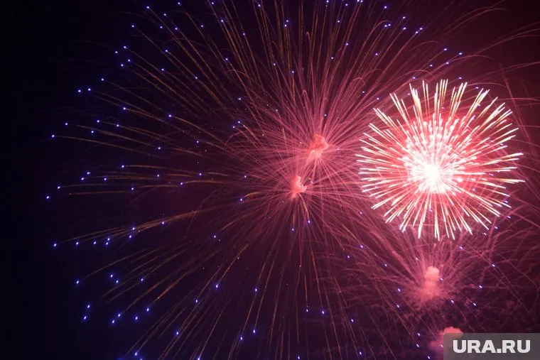 Одно из главных событий в Тюмени 9 мая — салют на набережной Туры